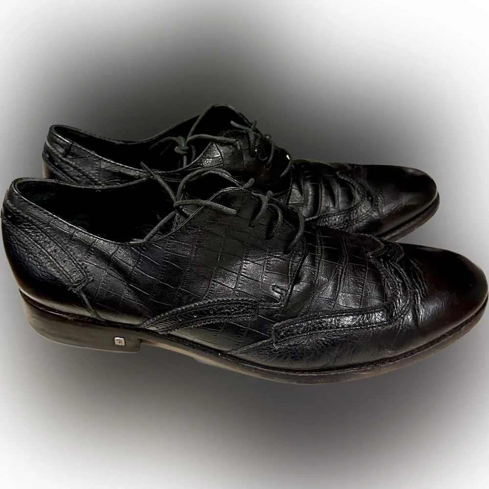 BUGATCHI Black Wingtip Oxford High end leather men’s shoes. Very Nice.